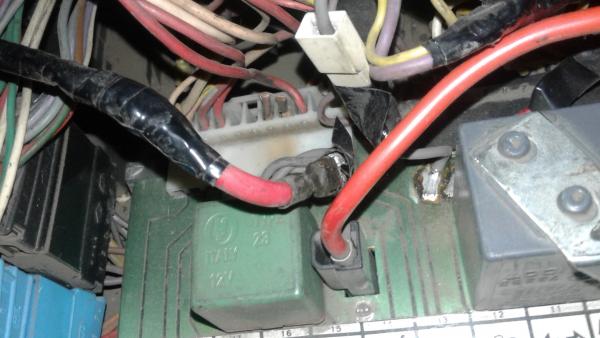 Подающие провода на вентилятор салона откушены от расплавленного разъема и припаяны к дорожкеи внешний разъем.jpg
